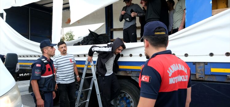 Kırklareli'nde hareket halindeki tırdan atlamaları sonucu 7'si yaralanan 58 düzensiz göçmen yakalandı