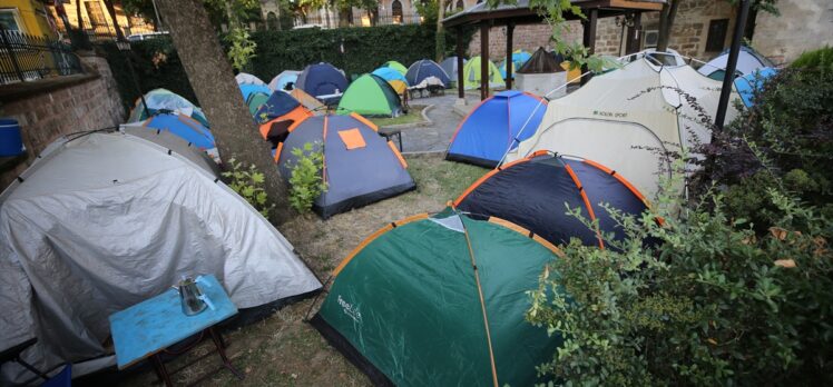 Kırkpınar'a gelen güreşseverlerin bazıları çadırda konaklıyor