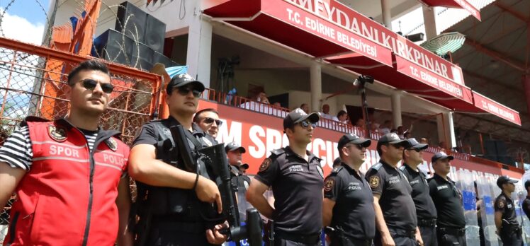 Kıkpınar'da polisin yoğun mesaisi sürüyor