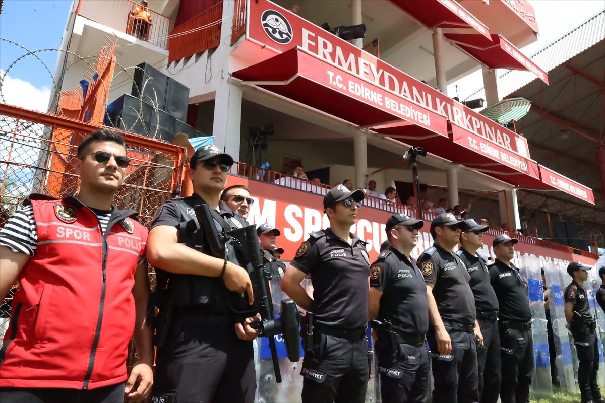 Kıkpınar'da polisin yoğun mesaisi sürüyor