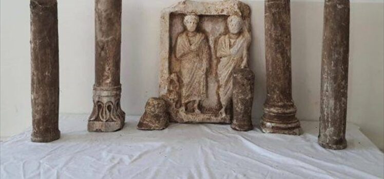 Kocaeli'de Roma dönemine ait olduğu değerlendirilen mezar taşı ve sütunları ele geçirildi