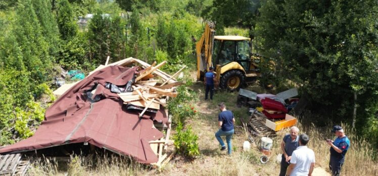 Kocaeli'de ruhsatsız 11 yapı yıkıldı