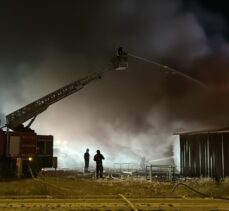 Malatya'da prefabrik iş yerlerinde çıkan yangına müdahale ediliyor