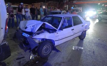 Manisa'da otomobil 3 araca çarptı, 10 kişi yaralandı