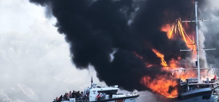 Marmaris'te tur teknesinde çıkan yangında 4 kişi yaralandı