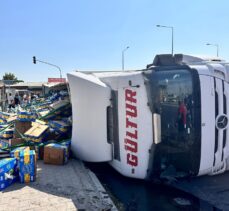 Mersin'de muz yüklü tır devrildi