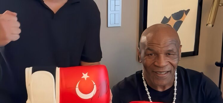 Mike Tyson, A Milli Futbol Takımı'na imzalı boks eldiveni göndererek başarı diledi