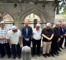 Mimar Sinan'ın vasiyeti gereği Süleymaniye Camisi'nin önünde aşure dağıtıldı