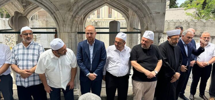 Mimar Sinan'ın vasiyeti gereği Süleymaniye Camisi'nin önünde aşure dağıtıldı