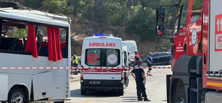 GÜNCELLEME – Muğla'da tur midibüsünün 3 araca çarpması sonucu 1 kişi öldü, 32 kişi yaralandı