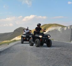 Nemrut Kalderası'nda ATV turlarına katılanlar doğayla iç içe vakit geçiriyor