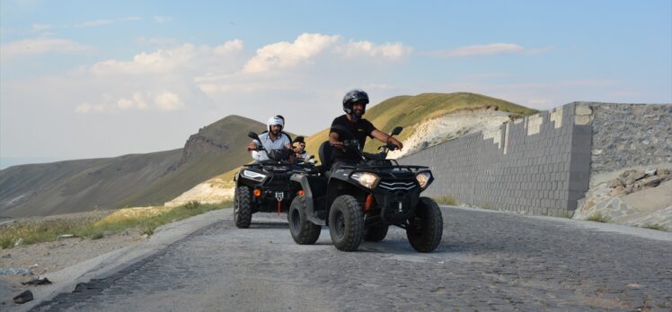 Nemrut Kalderası'nda ATV turlarına katılanlar doğayla iç içe vakit geçiriyor