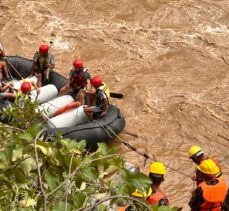 Nepal'de iki ayrı kazada otobüslerin nehre yuvarlanması sonucunda toplam 62 kişi kayboldu