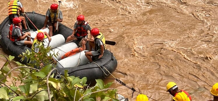 Nepal'de iki ayrı kazada otobüslerin nehre yuvarlanması sonucunda toplam 62 kişi kayboldu