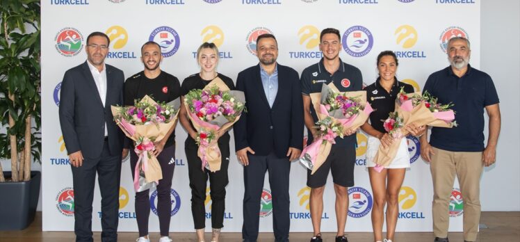 Olimpiyatlarda yarışacak sporcular Turkcell Plaza'da  moral depoladı