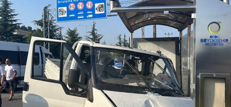 Ordu'da minibüs ile kamyonetin çarpıştığı kazada 7 kişi yaralandı