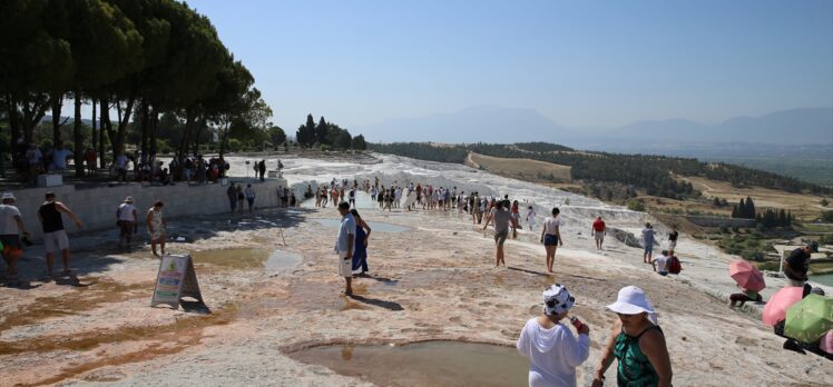 Pamukkale'nin ziyaretçi sayısı yılın ilk yarısında 1 milyona yaklaştı