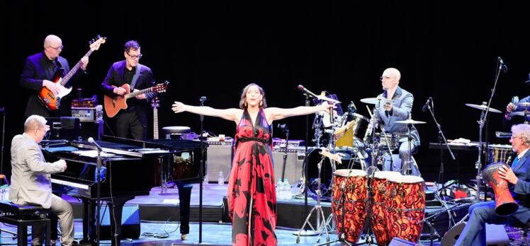 Pink Martini İstanbul'da müzikseverlerle buluştu