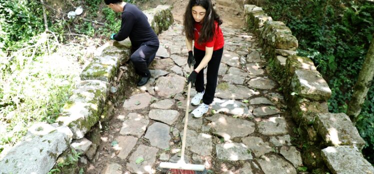 Rize'de baba kız tarihi kemer köprüdeki yabani otları temizledi