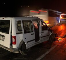 Sakarya'da tıra çarpan hafif ticari araç sürücüsü ağır yaralandı