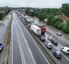 Sakarya'da zincirleme trafik kazasında 3 kişi yaralandı