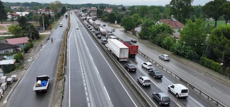 Sakarya'da zincirleme trafik kazasında 3 kişi yaralandı