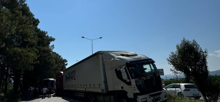 Samsun-Ordu kara yolu tır kazası nedeniyle bir süre ulaşıma kapandı