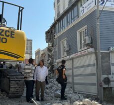 Şanlıurfa'da ağır hasarlı binanın yıkımı sırasında başka bir bina zarar gördü