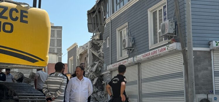 Şanlıurfa'da ağır hasarlı binanın yıkımı sırasında başka bir bina zarar gördü