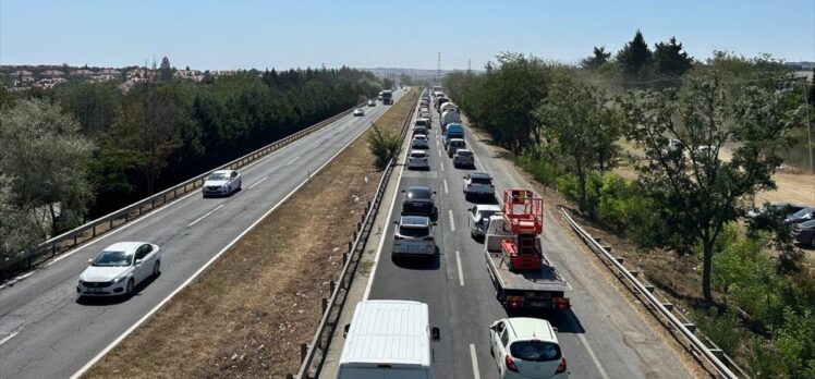 Silivri'de otluk alanda çıkan yangına itfaiye müdahale ediyor