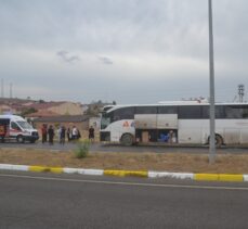 Sivas'ta aydınlatma direğine çarpan yolcu otobüsünün sürücüsü yaralandı