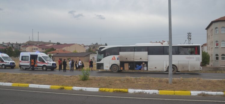 Sivas'ta aydınlatma direğine çarpan yolcu otobüsünün sürücüsü yaralandı