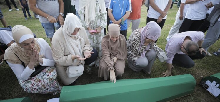 Srebrenitsa soykırımında katledilen 14 kurbanın cenazeleri defnedileceği anıt mezarlığa taşındı