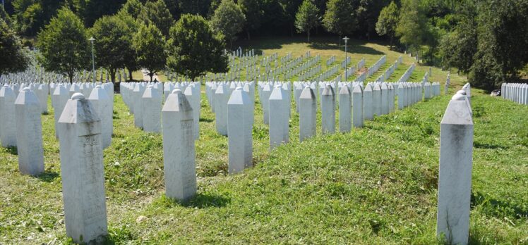 Srebrenitsa'daki Potoçari Anıt Mezarlığı anma ve cenaze törenlerinin ardından sessizliğe büründü