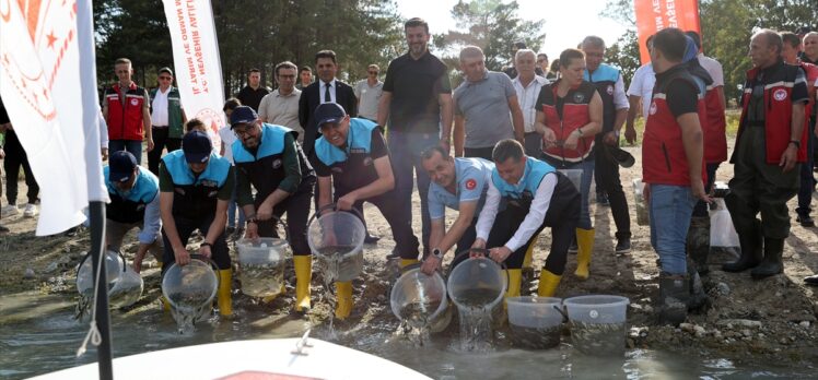 Tarım ve Orman Bakan Yardımcısı Gizligider ve beraberindekiler, Damsa Barajı'na 350 bin yavru sazan balığı bıraktı