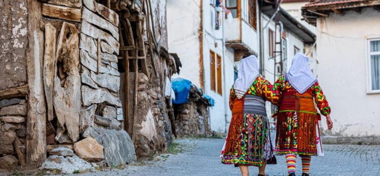 Tokatlı kadınlar geleneksel kıyafetlerini sonraki nesillere aktarıyor