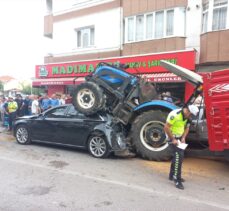 Tokat’ta freni boşalan traktör ışıklarda bekleyen otomobilin üzerine çıktı, 1 kişi yaralandı