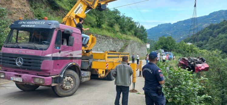 Trabzon'da dereye yuvarlanan otomobilin sürücüsü öldü