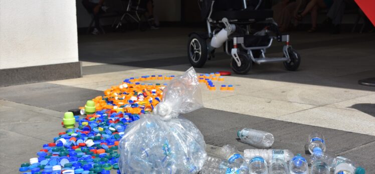 Trabzon'da plastik atıklarla engelli çocuğa akülü araç alındı