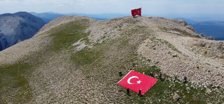 TÜRKAV, Ilgaz Dağı'nda “Bayrak etkinliği” düzenledi