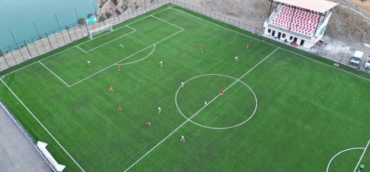 Uludere'nin genç sporcuları baraj gölü manzaralı statta antrenman yapıyor