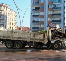 Uşak'ta direğe çarpan kamyonun sürücüsü hayatını kaybetti