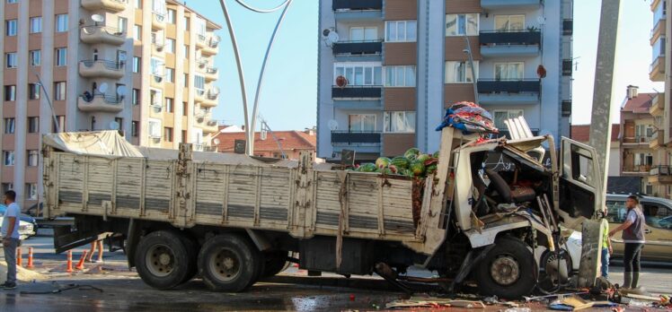 Uşak'ta direğe çarpan kamyonun sürücüsü hayatını kaybetti