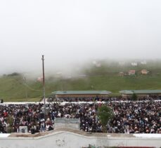 Üstü açık tarihi camide cuma namazı