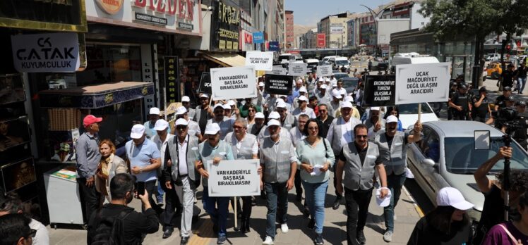 Van'da uçak sefer sayısının arttırılması için yürüyüş düzenlendi