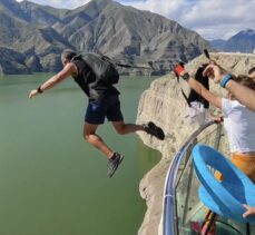 “Yarasa adam” 143 metredeki cam terastan atlayıp Tortum Gölü'ndeki bota indi