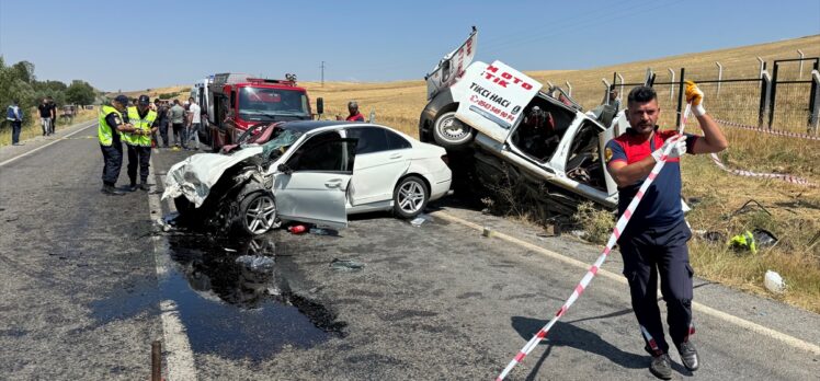 GÜNCELLEME – Yozgat'ta hafif ticari araçla otomobilin çarpıştığı kazada 4 kişi öldü