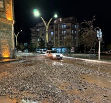 Aksaray'da sağanak su baskınlarına yol açtı, dolu araçlara hasar verdi