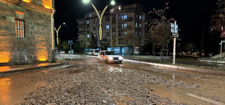 Aksaray'da sağanak su baskınlarına yol açtı, dolu araçlara hasar verdi