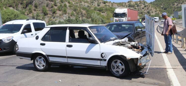 Amasya'da iki otomobilin çarpıştığı kazada 3 kişi yaralandı